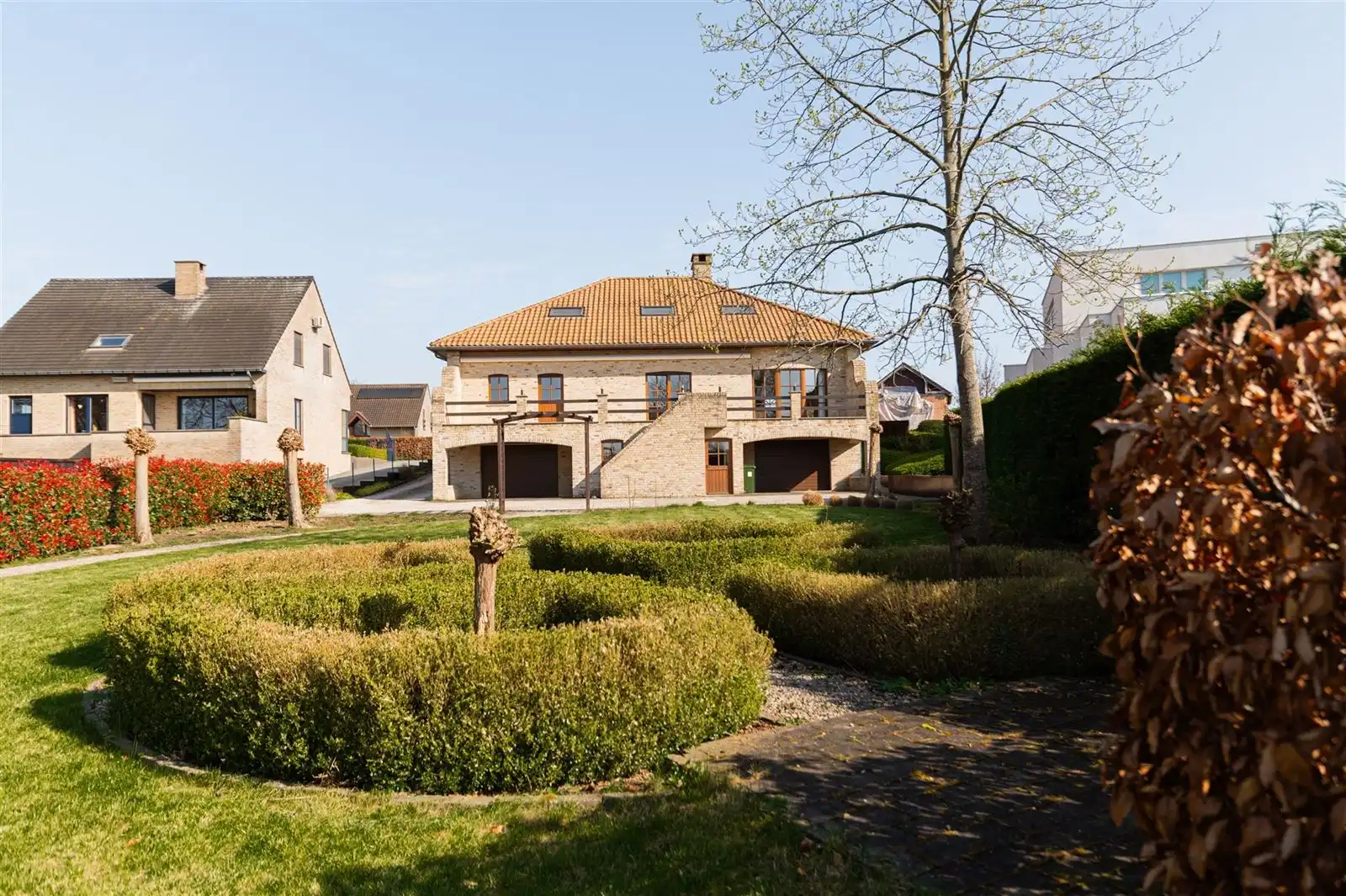 Ruime lichtrijke villa met tuin op 15are50 foto 2