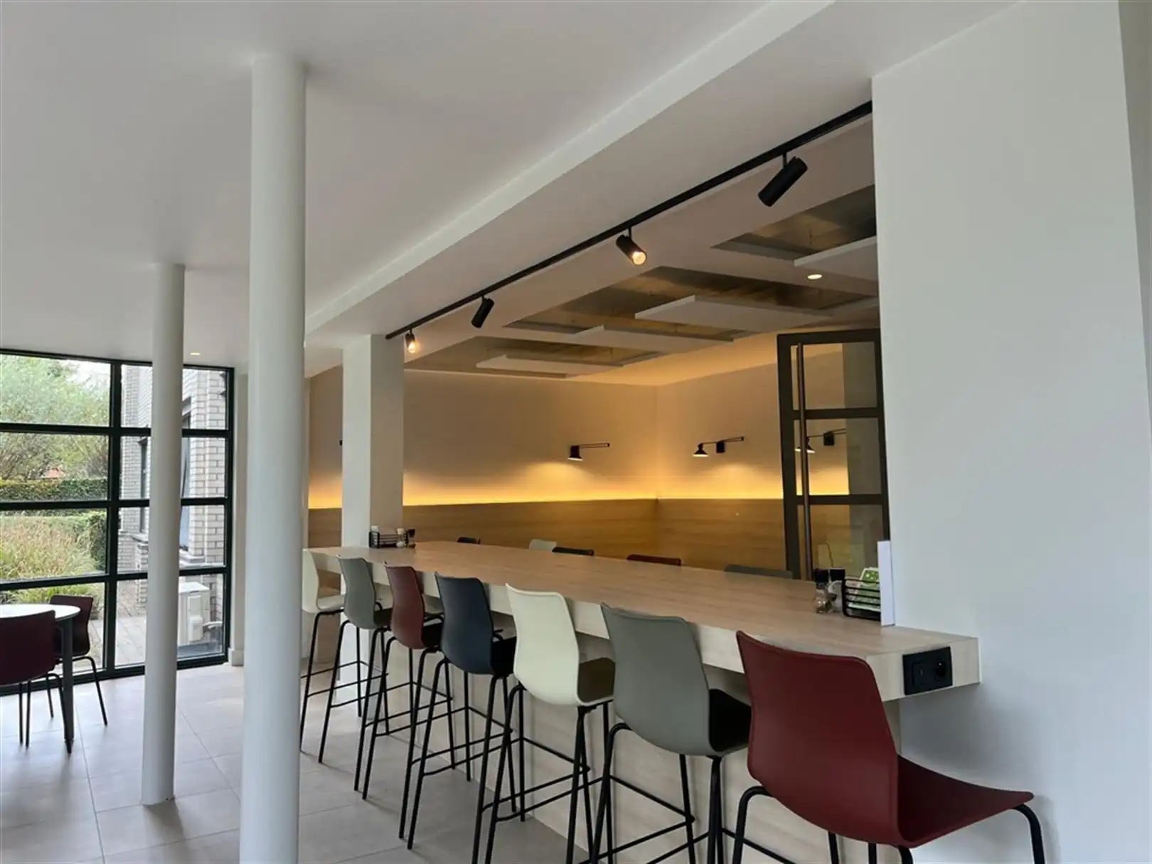 Instapklaar kantoor met gemeenschappelijke keuken en zicht op groen foto 8