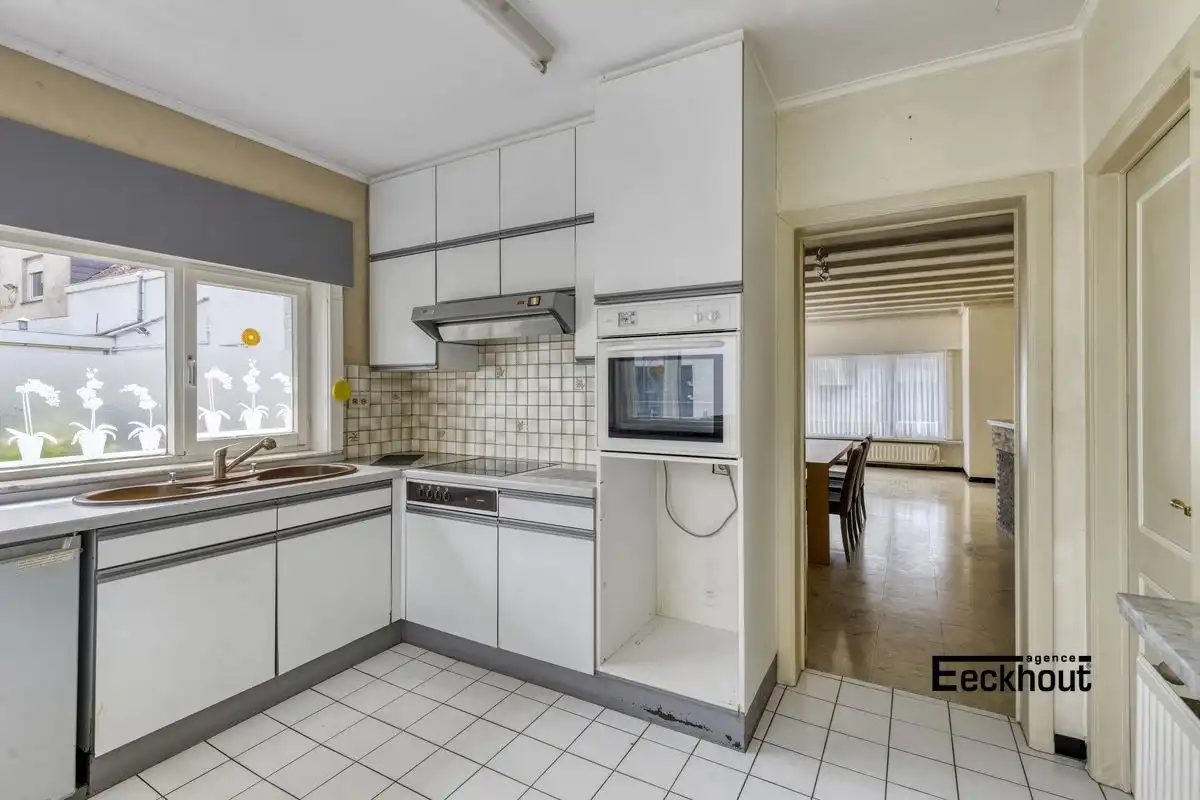 Halfopen bungalow met prachtige tuin en garage! foto 7