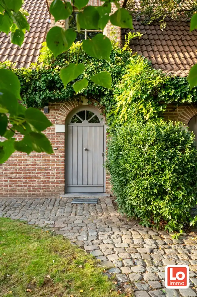 VERKOCHT! Charmante alleenstaande woning met inpandige garage en grote tuin op een rustige, groene locatie nabij het centrum van Beervelde! foto 2