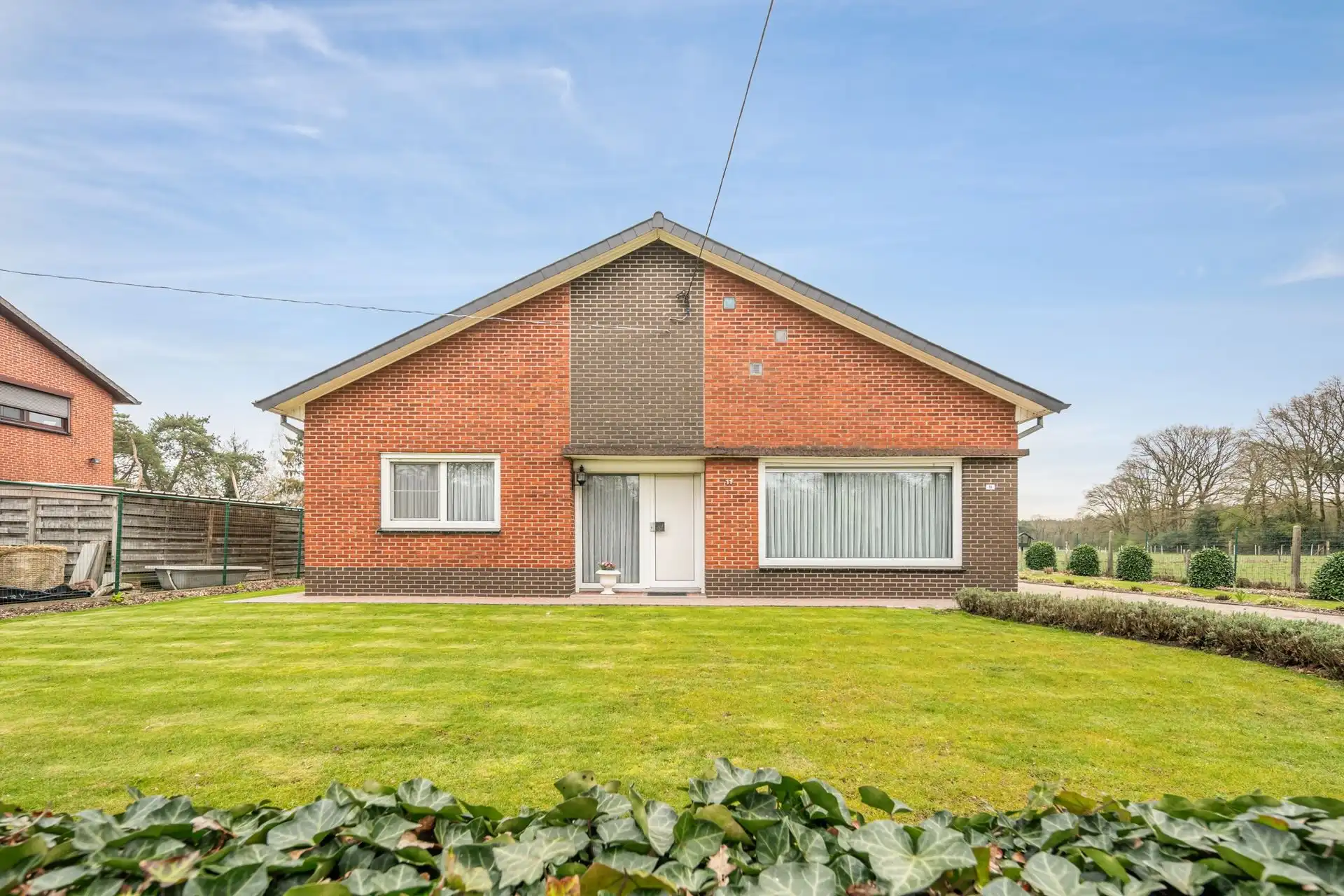 Hoofdfoto van de publicatie: Vrijstaande eengezinswoning met bijhorende gronden