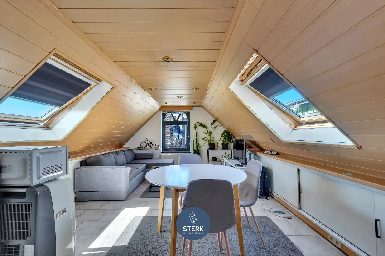 APPARTEMENT MET VERHUURDE STUDIO + 2 GARAGES IN HET CENTRUM VAN LANAKEN !  foto 3