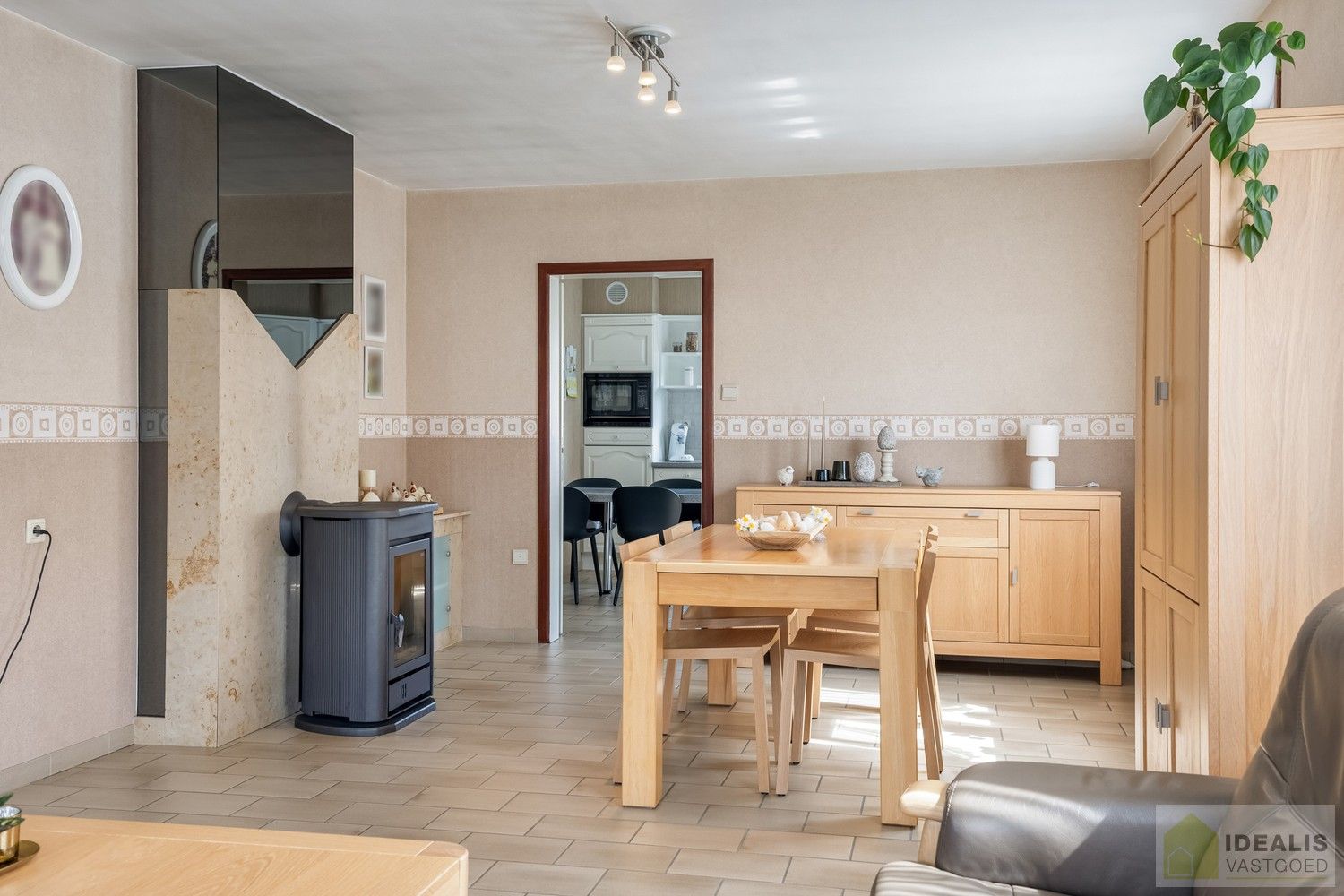 KNAPPE EN INSTAPKLARE WONING MET 4 SLAAPKAMERS, INPANDIGE ÉN VRIJSTAANDE GARAGE, HEERLIJK TERRAS OMGEVEN DOOR EEN PRACHTIGE TUIN foto 12