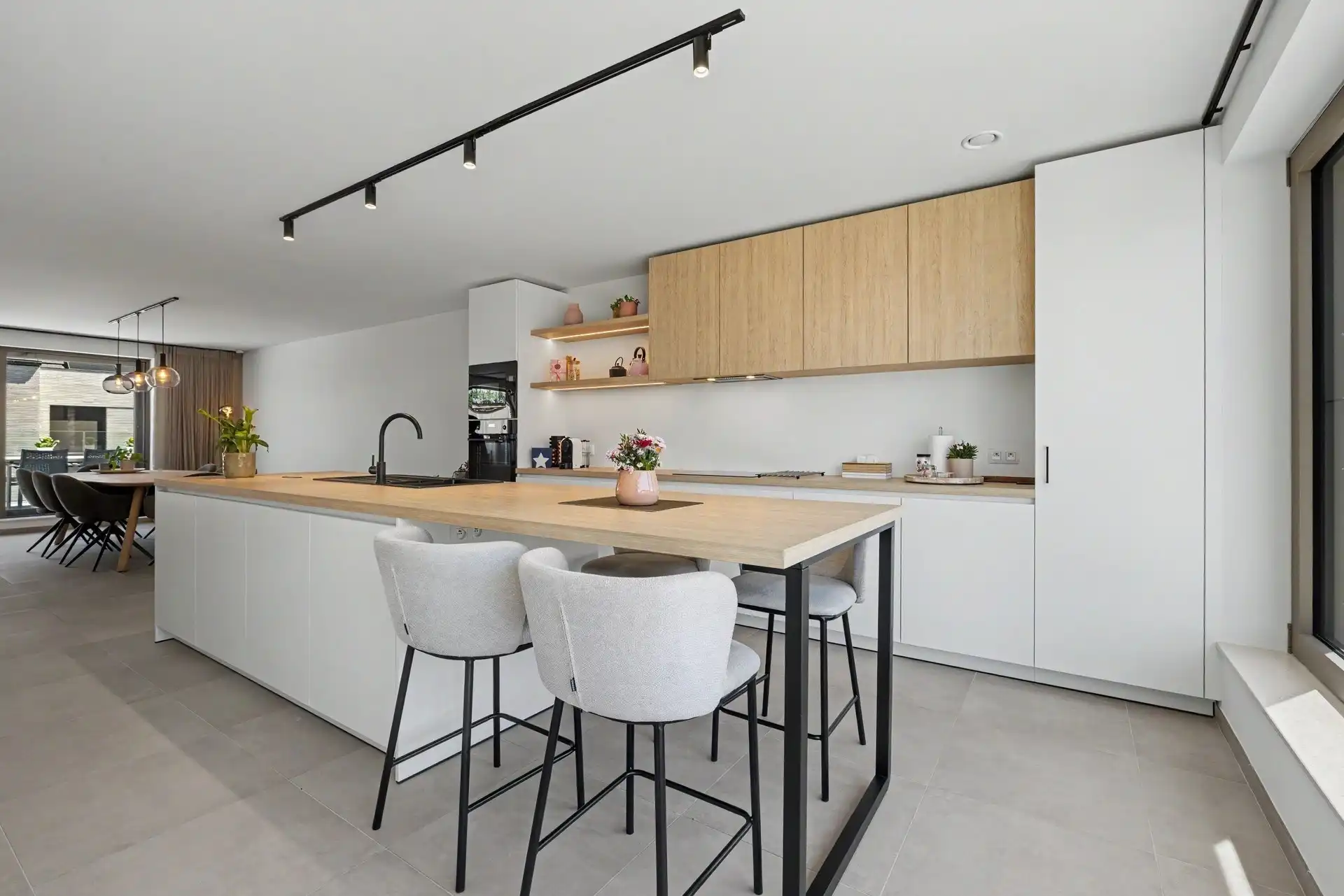 Ruime triplex woning met 3 slaapkamers en 2 parkeerplaatsen nabij het centrum van Stekene (159m²) foto 9