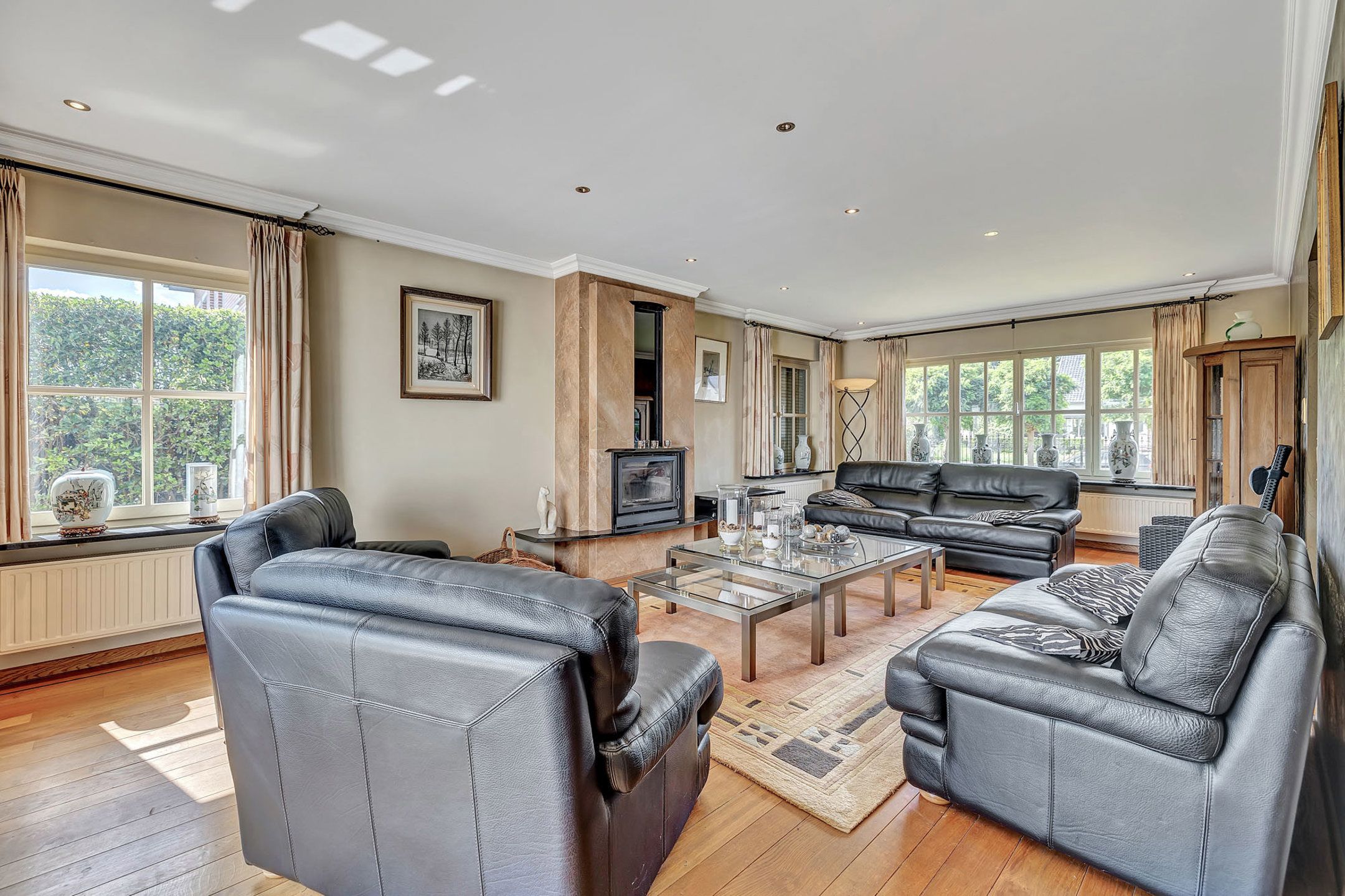 Prachtige villa met achterliggende loods van +/- 200m² foto 5