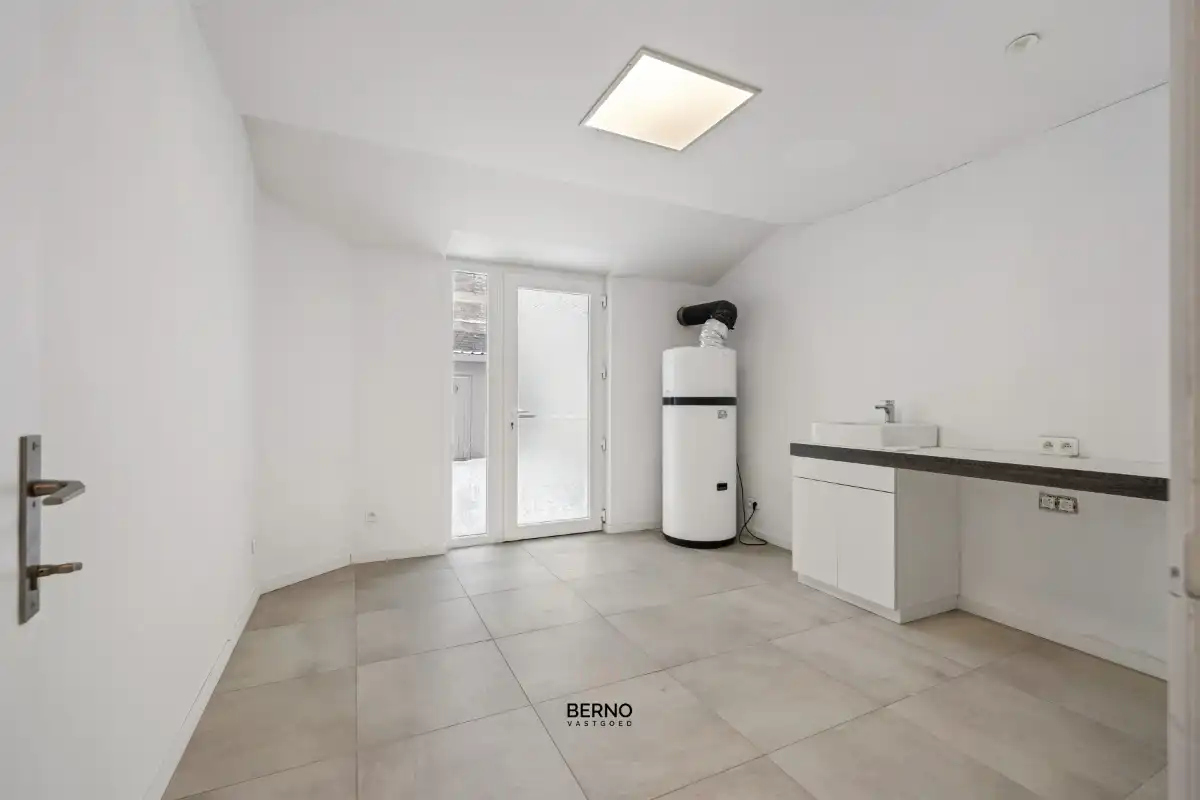 Gerenoveerde handelswoning met tuin op topligging foto 15