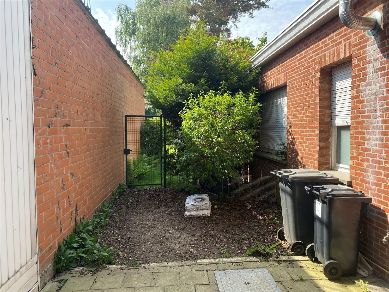 Centraal gelegen winkelpand met woonst en tuin foto 9