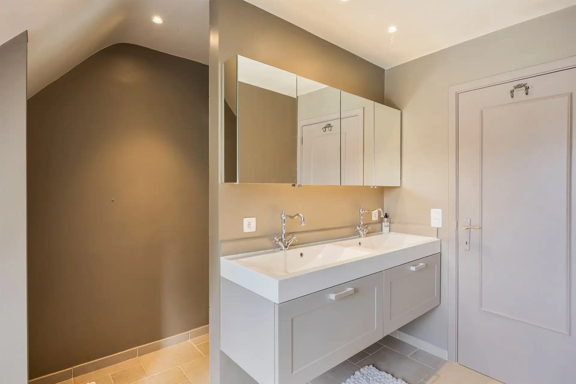 Instapklare woning met 3slpk's en bew. opp. van 220 m²! foto 21