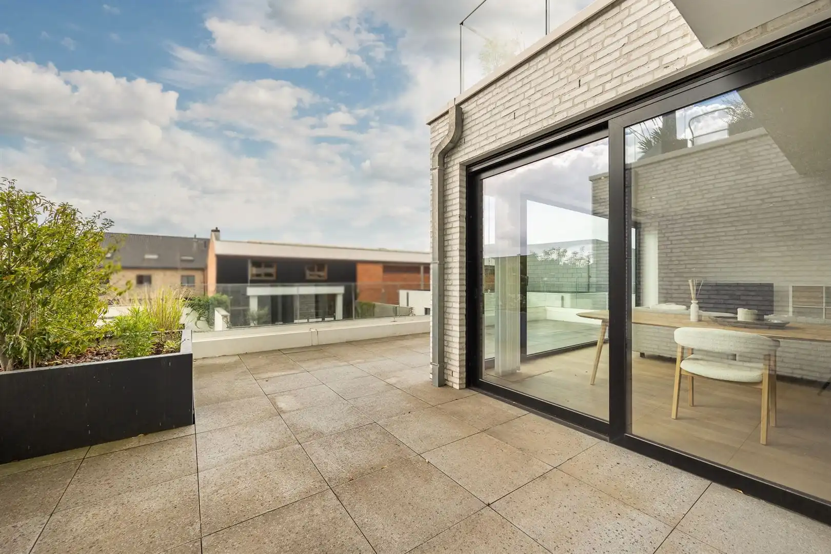 Comfortabel wonen in 2-slpk app. met ruim terras en parking! foto 2