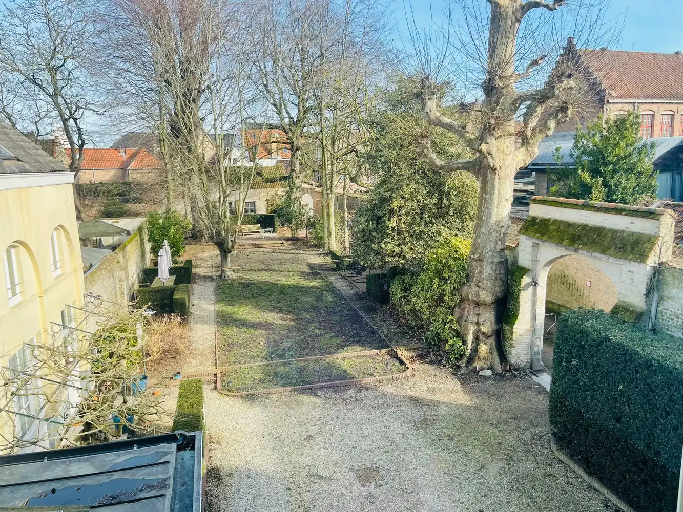 Brugge,aan de SINT-ANNAREI , DUBBEL APPARTEMENT( 250m²)  in een herenhuis  vooraan zicht op de Sint-Annarei, achteraan zicht op een grote gemeenschappelijke tuin,2  livings, 2 keukens, 4 slaapkamers, 2 badkamers. foto 22