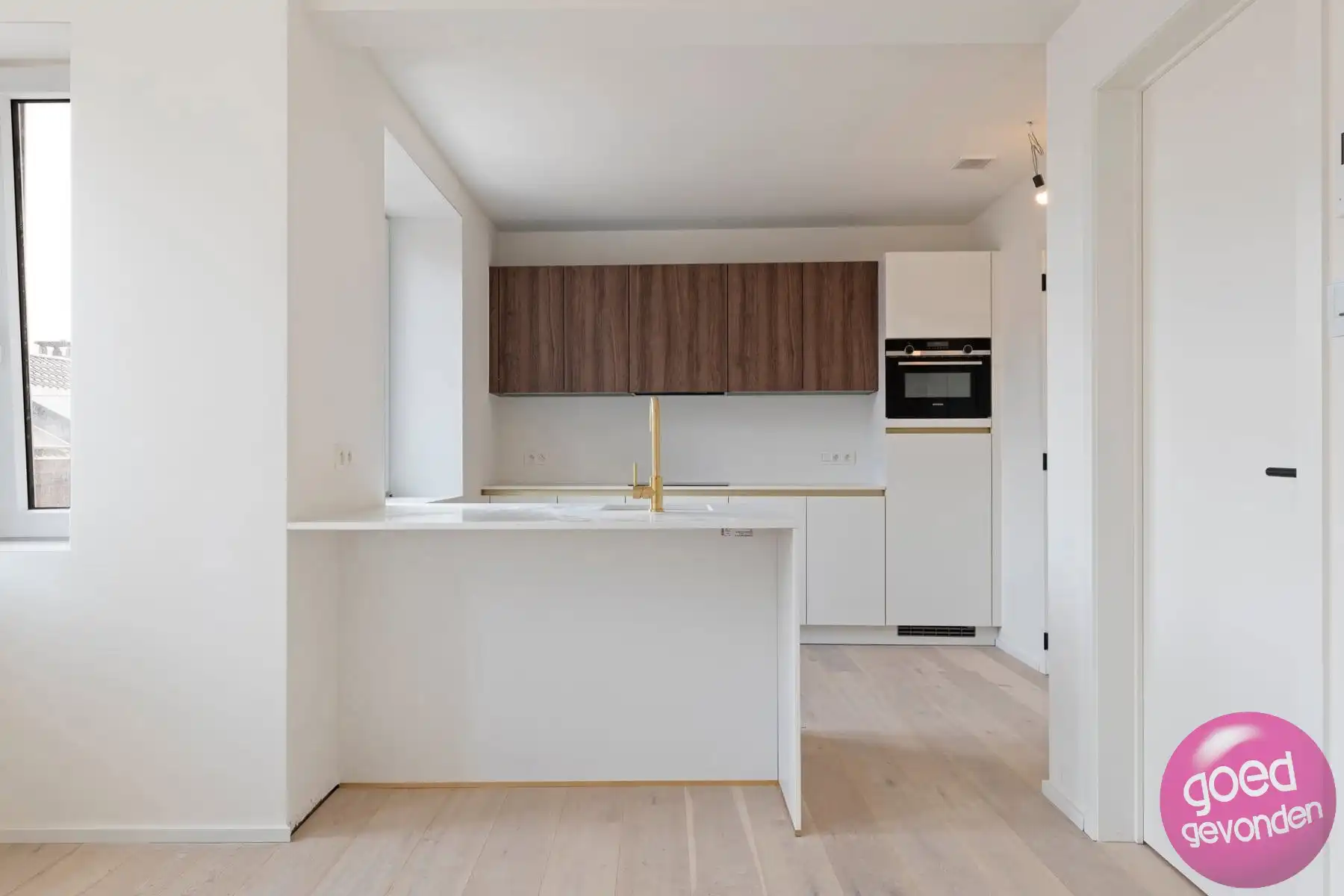 NIEUW APP - 1of2 SLK - TERRAS - KELDER - CENTRUM - GEEN BTW foto 5