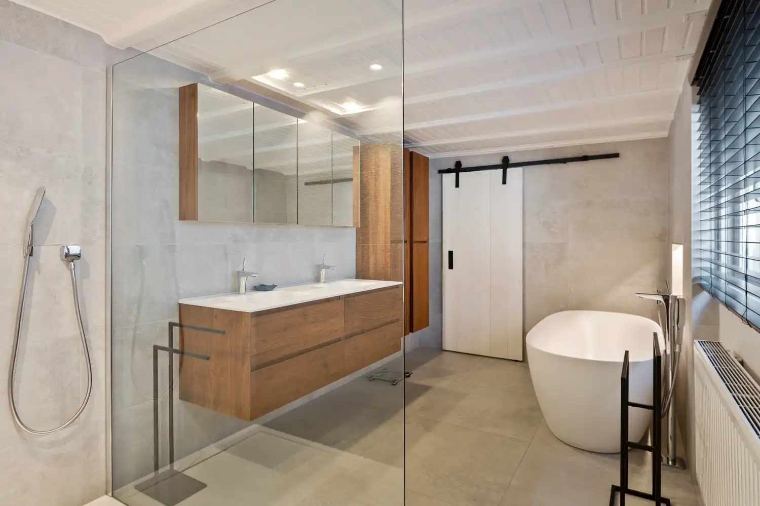 Ruime stadswoning met 4-5 slaapkamers, garage, sauna en buitenruimte! foto 19