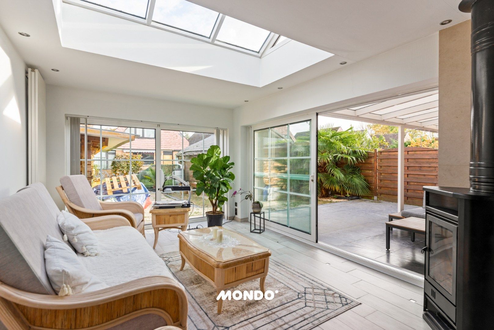 Ruime gezinswoning met 3 slaapkamers en lichtrijke aanbouw in een rustige doodlopende straat! foto 5