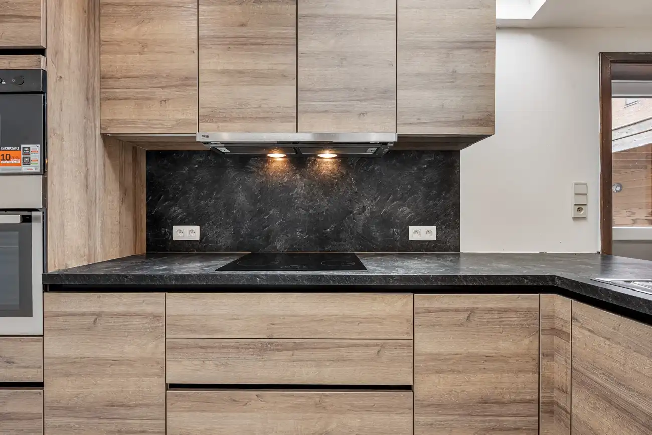 Ideale halfopen starterswoning (met twee autostaanplaatsen vóór de woning) op wandelafstand van het centrum van het vernieuwde Zeveneken! foto 3