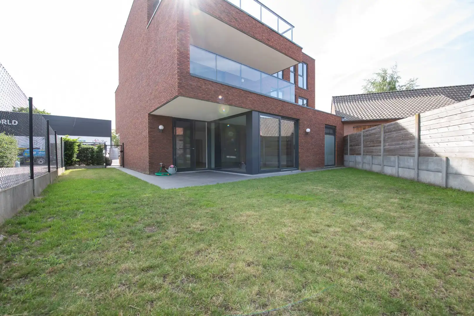 Prachtig gelijkvloers appartement van 147m² te Sint-Eloois-Vijve met tuintje en overdekt terras.  foto 2