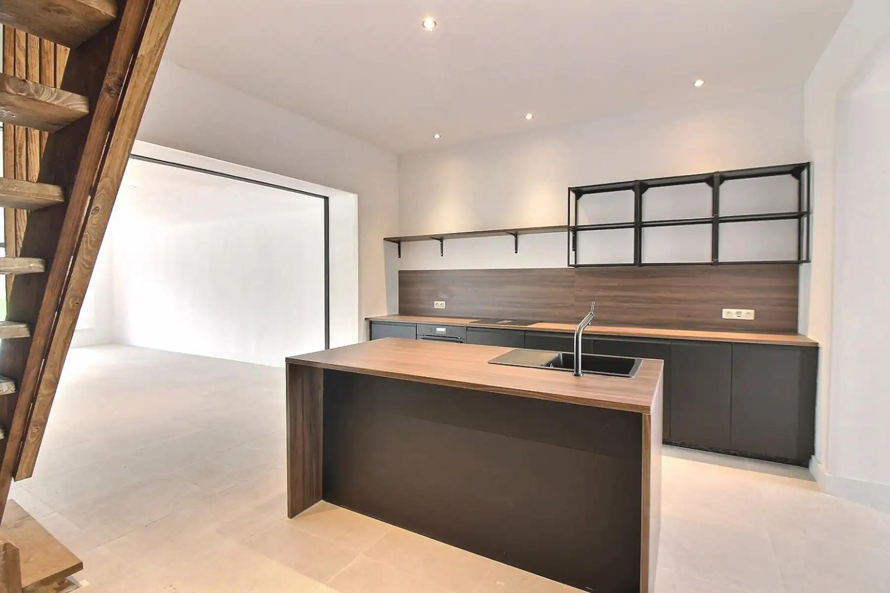 Riante woning met 4 kamers en grote tuin foto 2