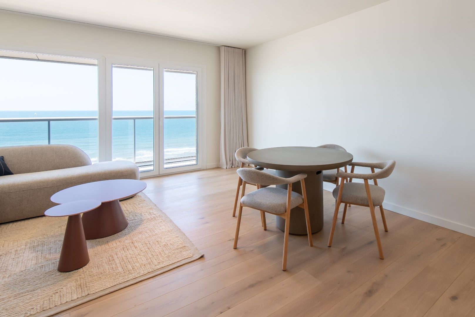 Uniek gerenoveerd doorloopappartement met frontaal zeezicht in residentie Pearl Beach te Middelkerke foto 2