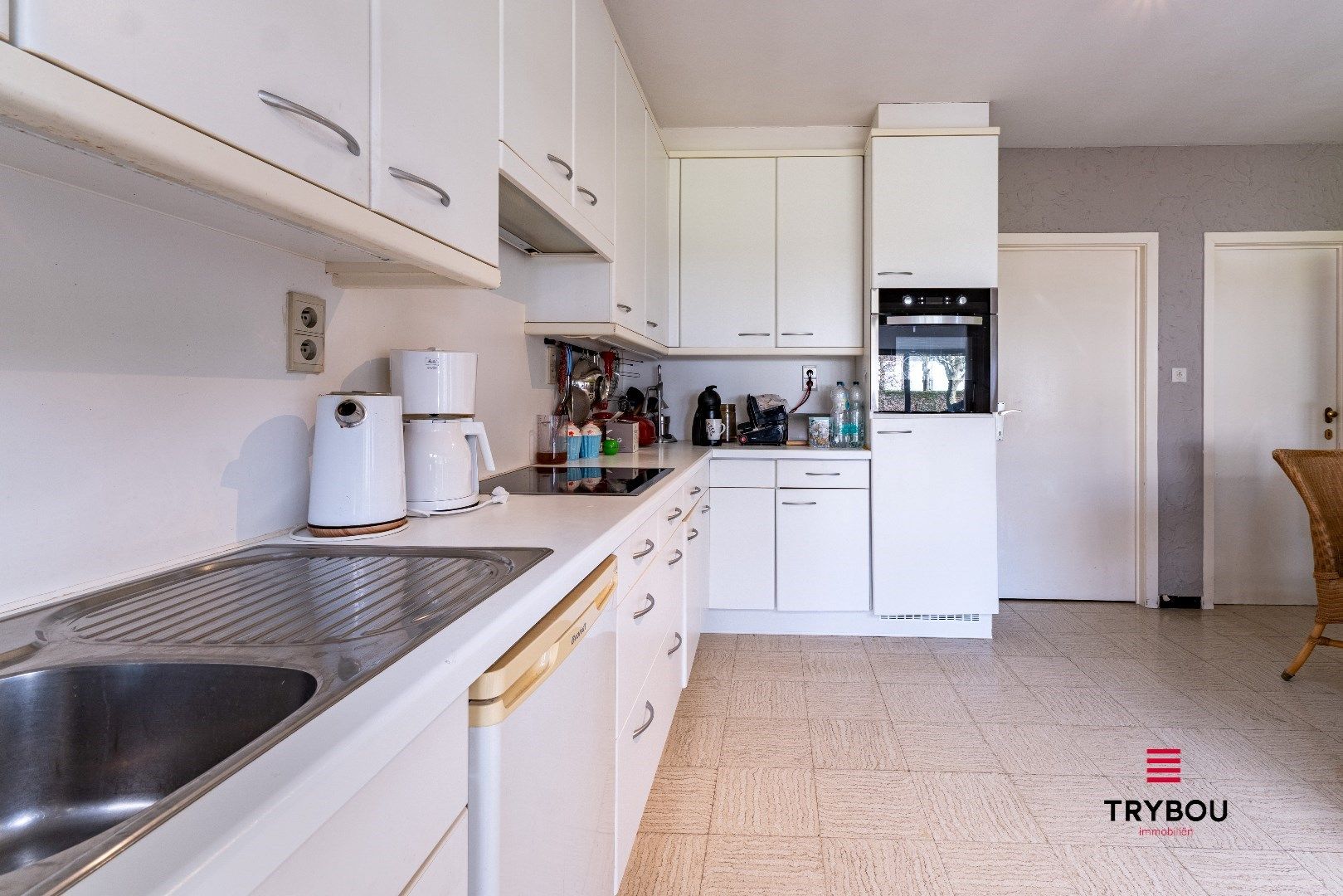 Ruime alleenstaande woning met inpandige garage, magazijn en aangelegde tuin op 1149m² foto 7