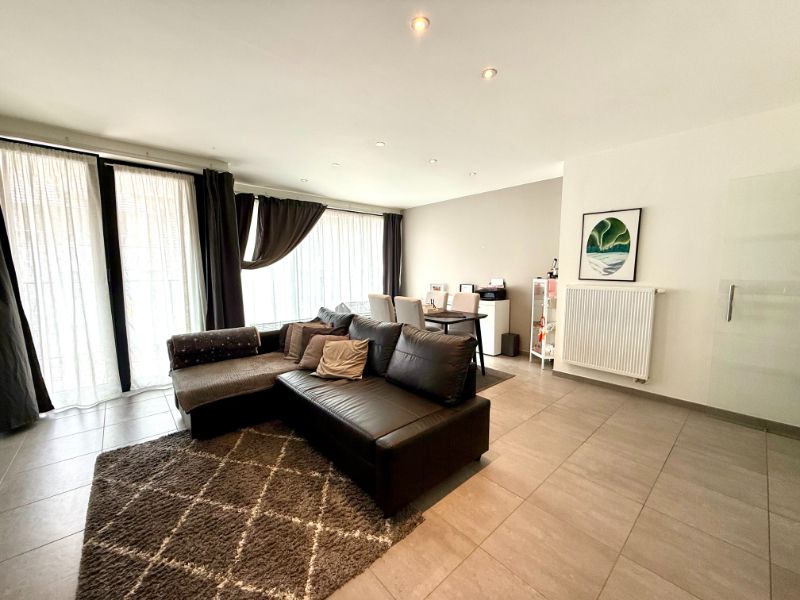 Centraal gelegen, modern appartement met 2 slaapkamers en terras foto 2