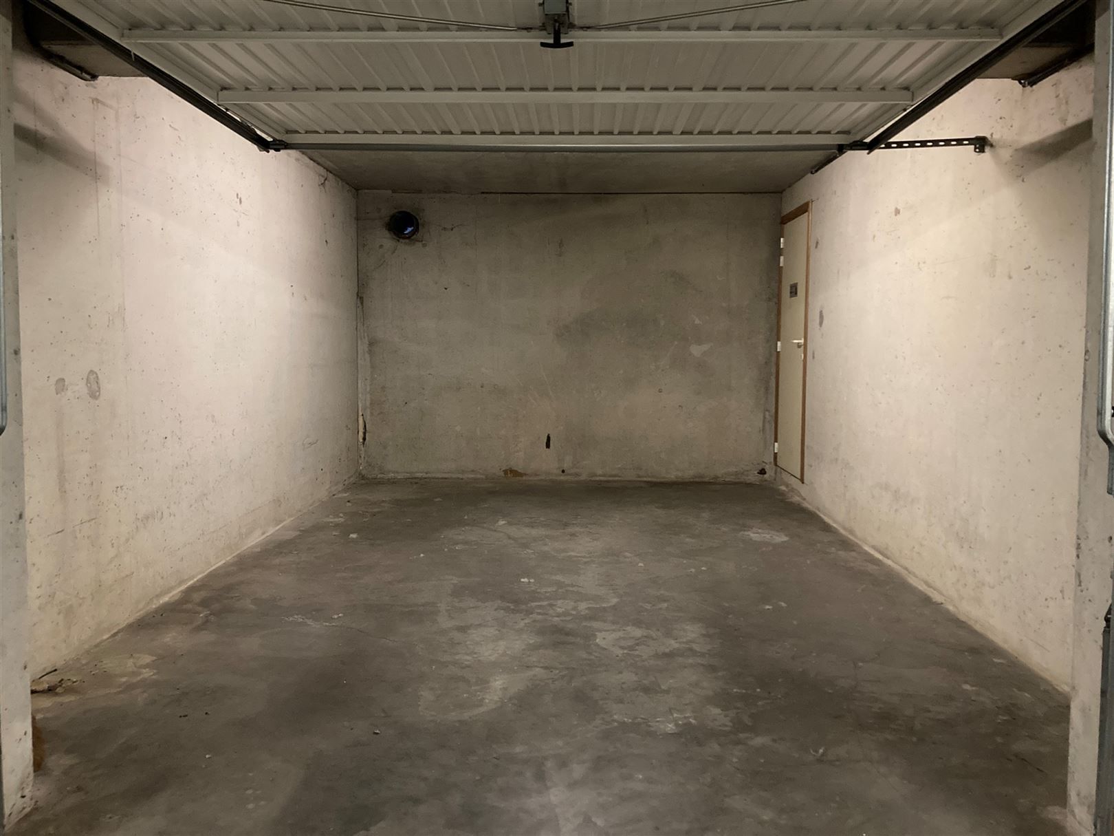 ondergrondse gesloten garagebox te huur foto 2