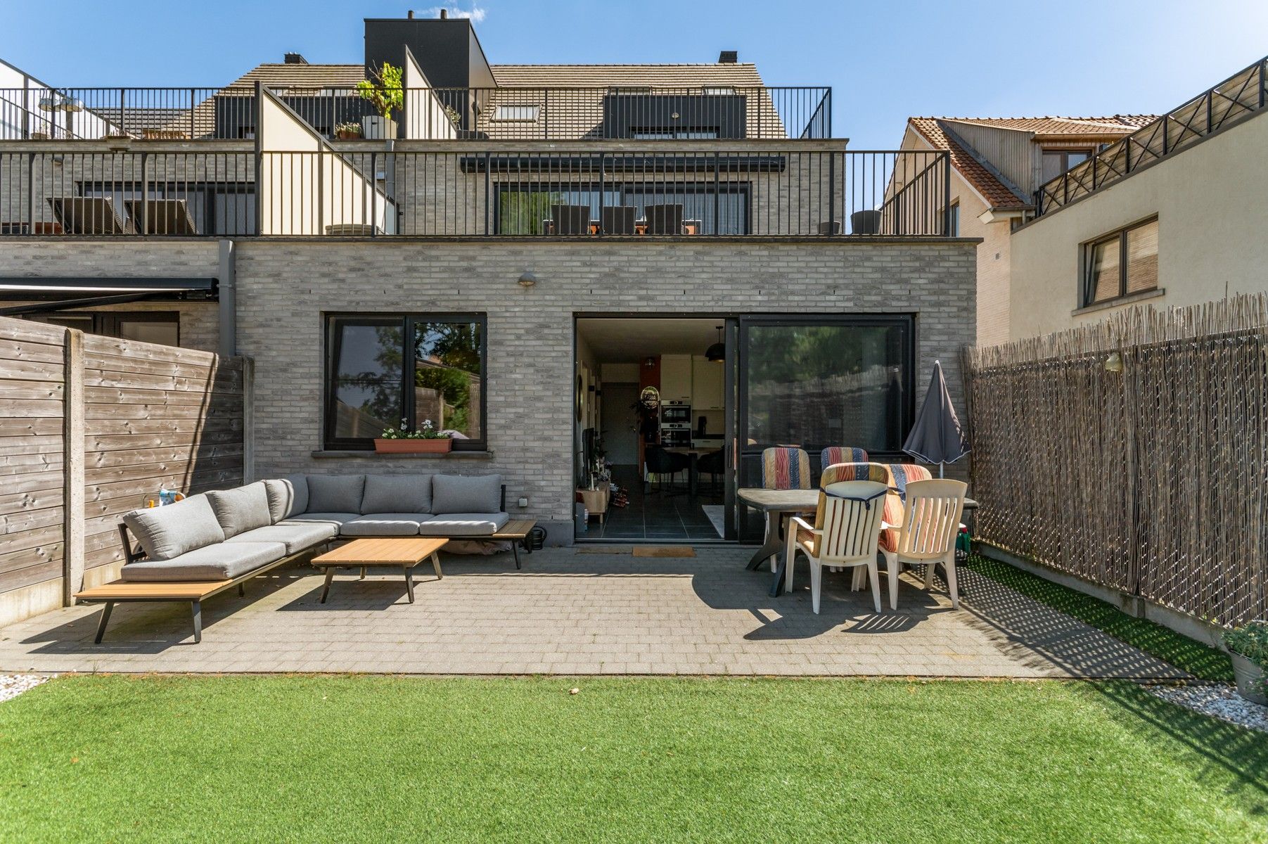 Instapklaar gelijkvloersappartement met tuin foto {{pictureIndex}}
