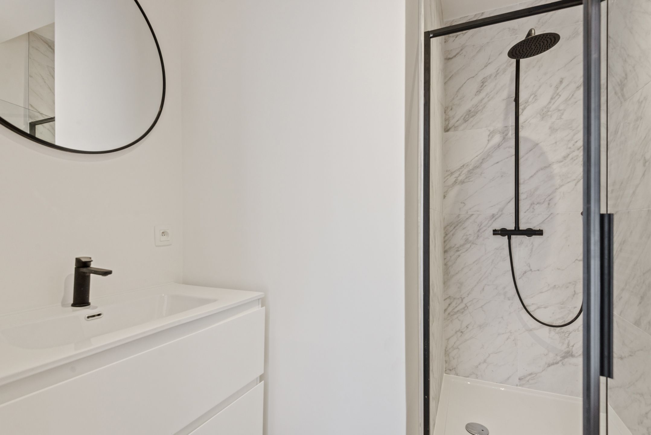 Volledig gerenoveerd 1 slaapkamer appartement met inpandig terras, hoogwaardige materialen en veel lichtinval! foto 4