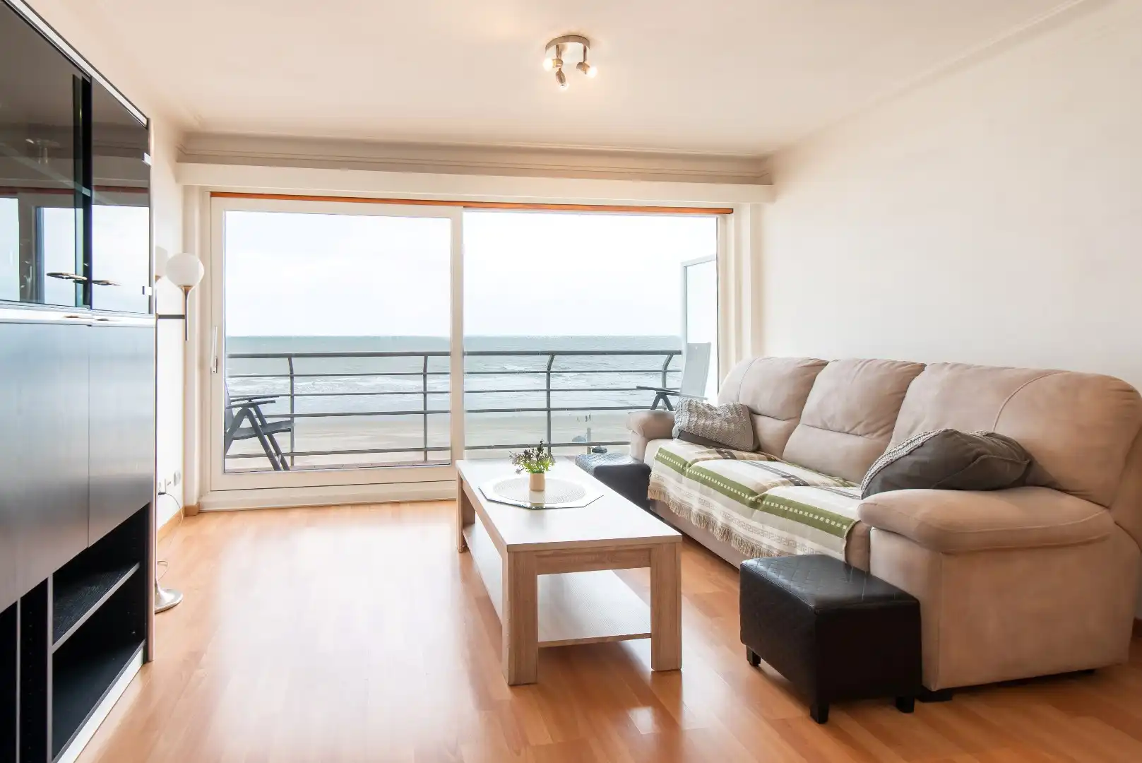 Ruime studio op de Zeedijk van Middelkerke op de vierde verdieping met aparte slaaphoek foto 3