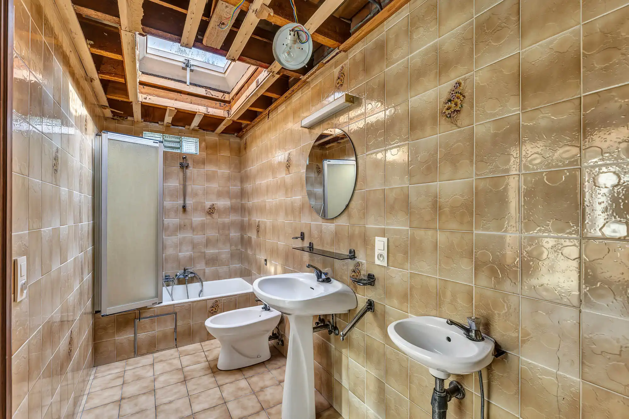 Robuuste woning op ruim perceel foto 3