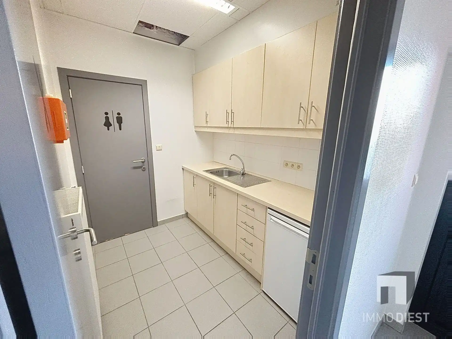 Handelsgelijkvloers van 230m² met private, achterliggende parking voor 3 wagens. foto 15