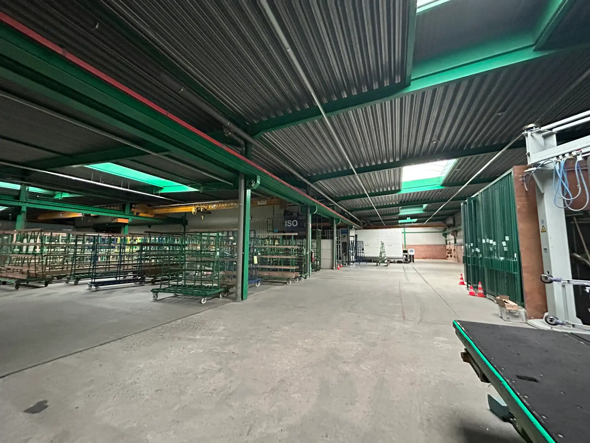 Uitstekend gelegen industrieel gebouw met kantoren op 272are foto 8