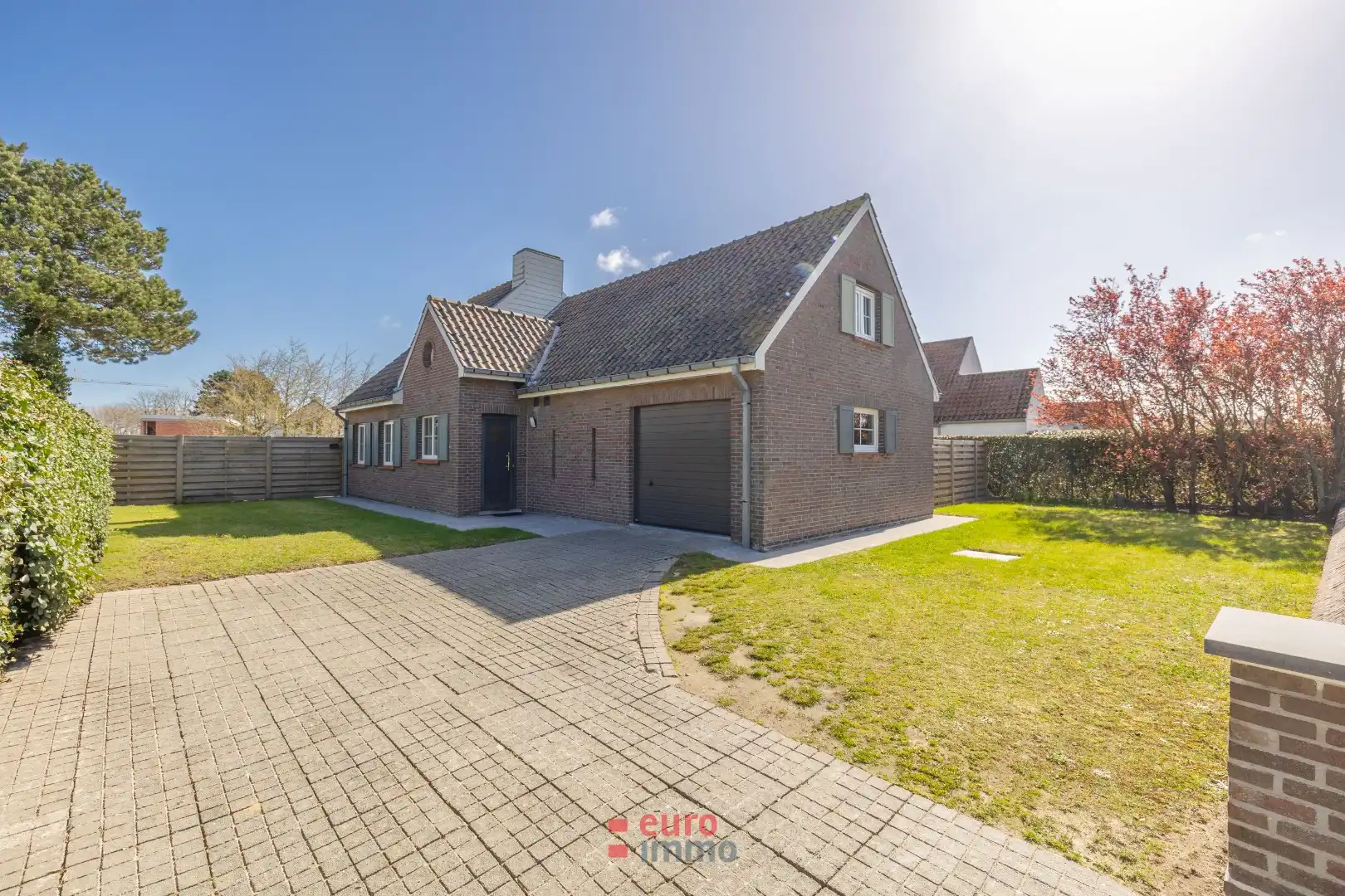 Alleenstaande villa op unieke ligging aan de duinen van Oostduinkerke foto 2