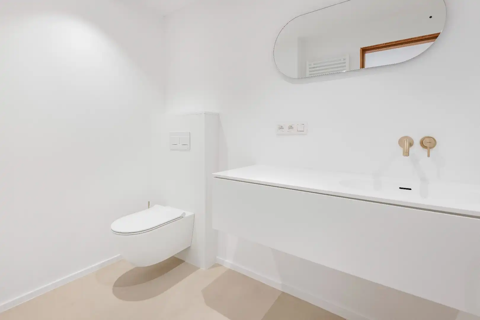 Ruim plateau-appartement met frontaal zeezicht (10 meter gevelbreedte) gelegen aan het Rubensplein. Inpandige parking. foto 22