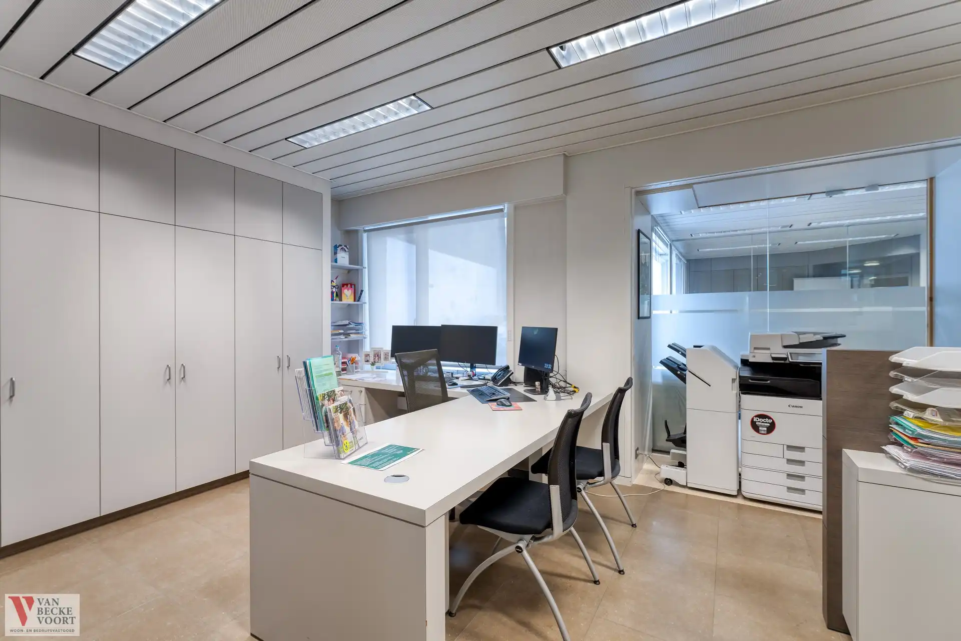 Handelsgelijkvloers 217m² + 6 autostandplaatsen foto 4