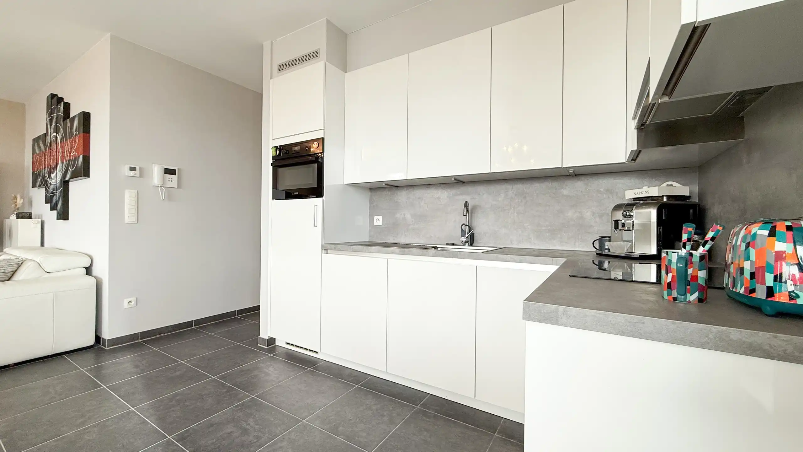 Instapklaar appartement met vrij uitzicht en parkeerplaats! foto 12