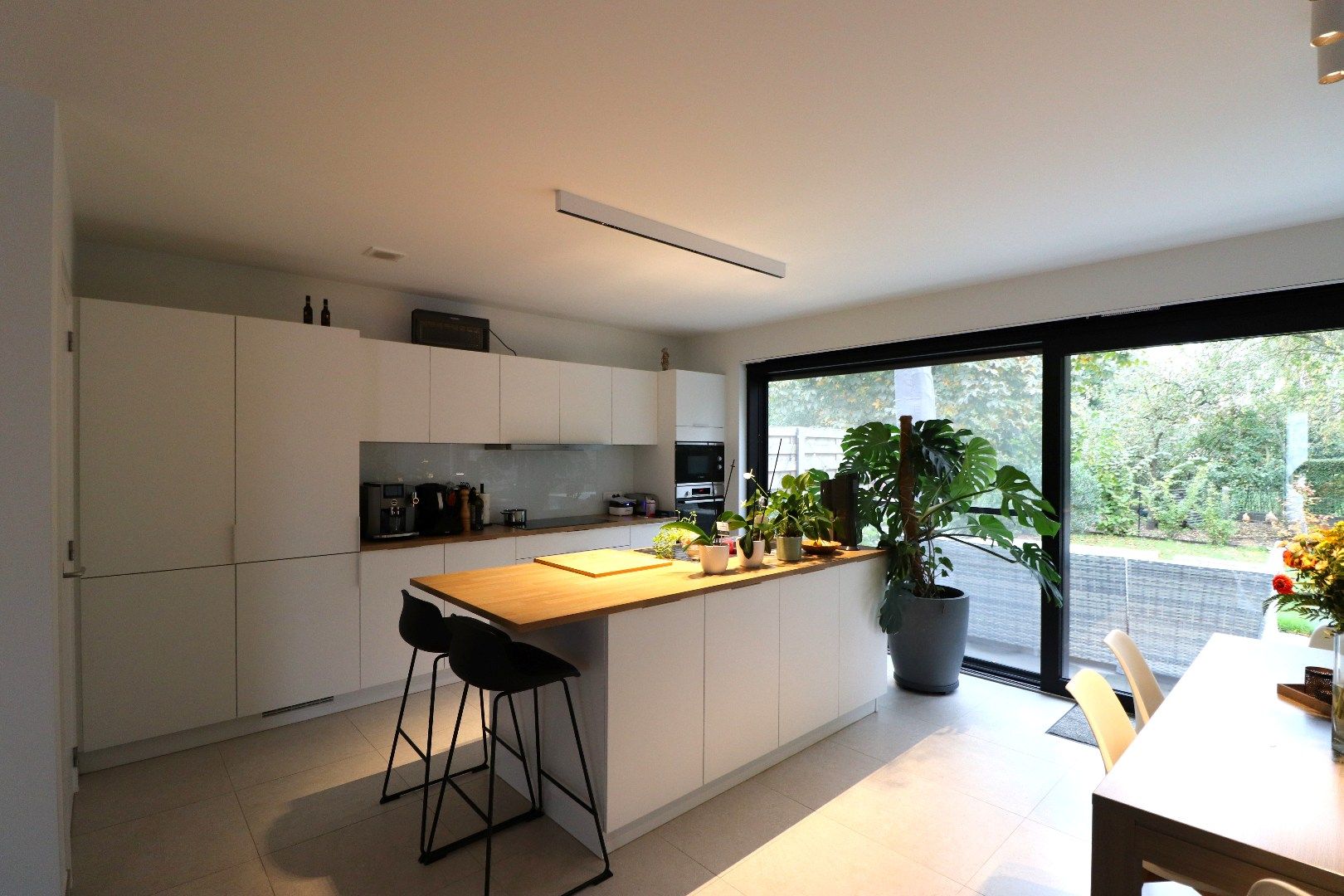 Moderne halfopen bebouwing met carport en tuin foto 5