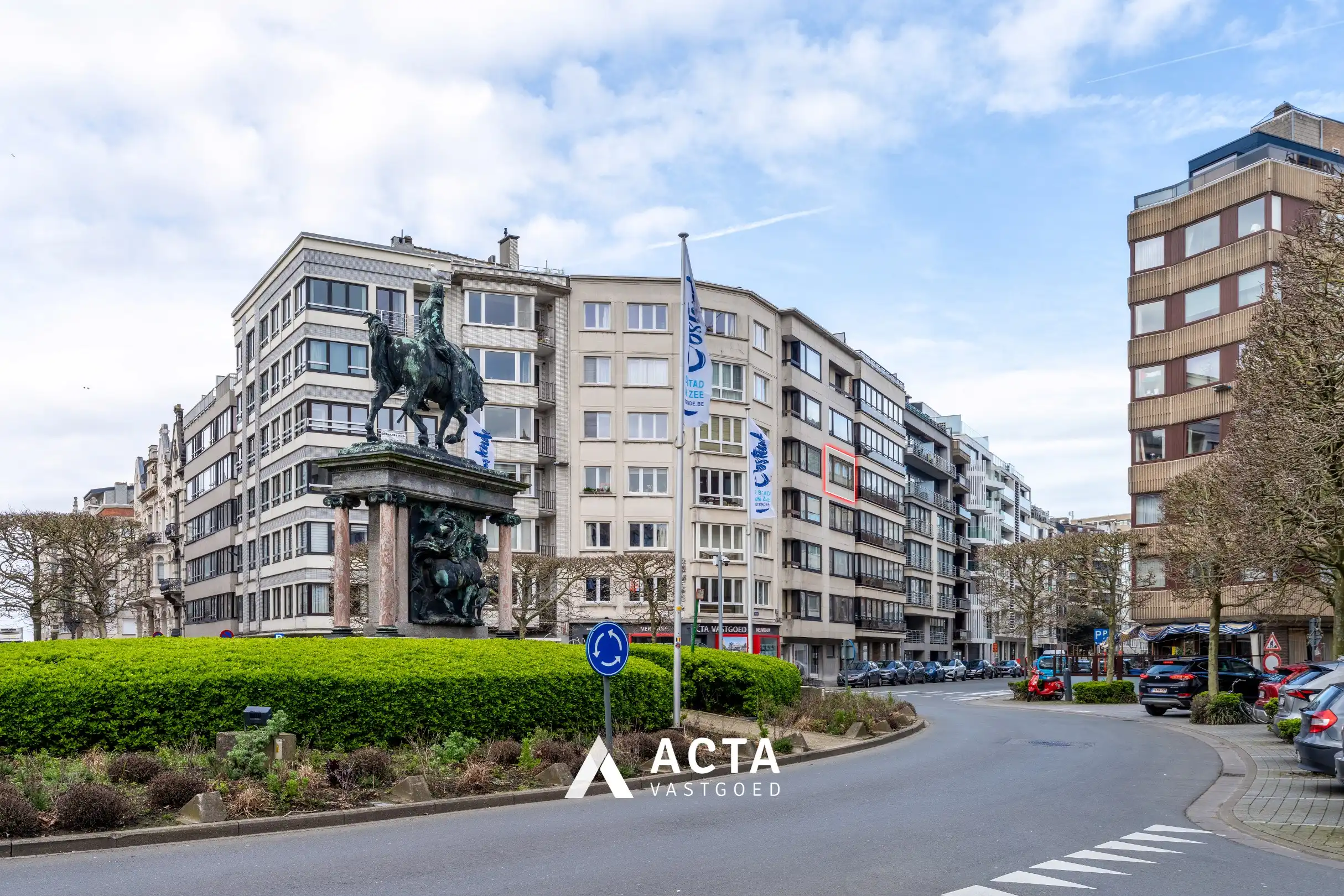 Ruim appartement uitgevend op het Leopold I Plein  foto {{pictureIndex}}