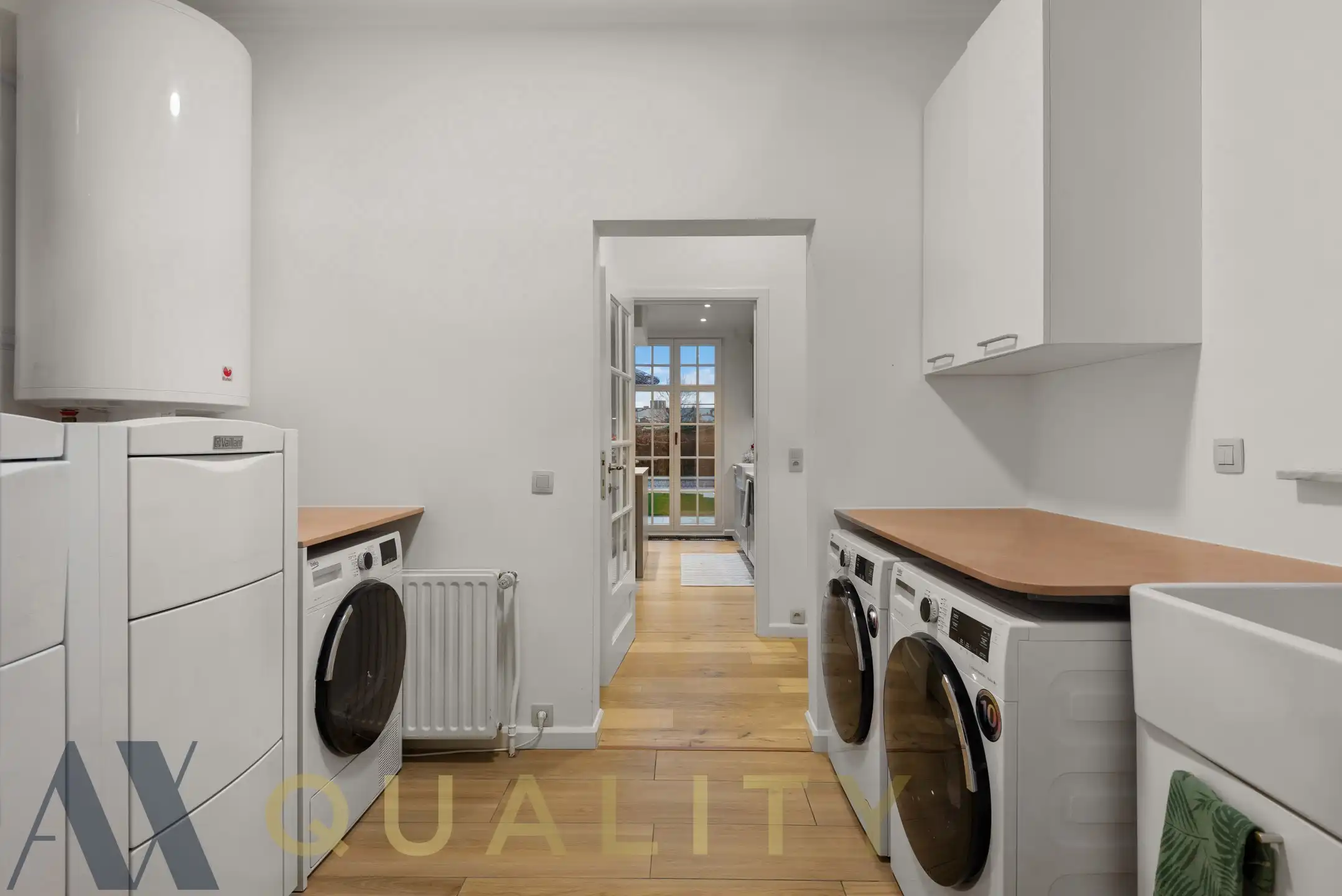 Unieke volledig gerenoveerde Villa met 5 slaapkamers, 2 badkamers, garage, groot terras, ruime tuin, zwembad, fitnessruimte en oprit op een terrein van 16 are 80 ca foto 27