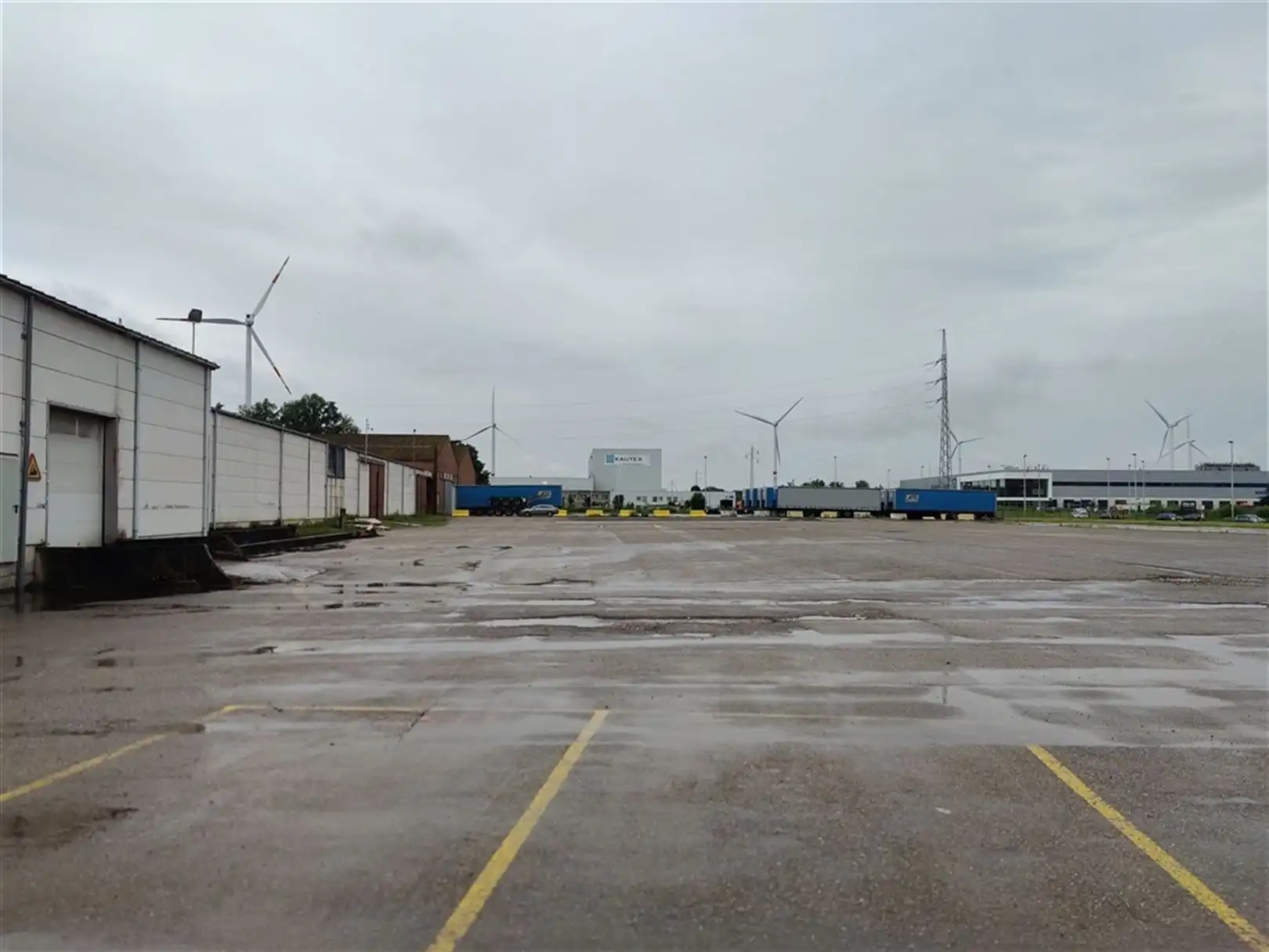 Te Huur magazijn met buitenopslagruimte foto 5