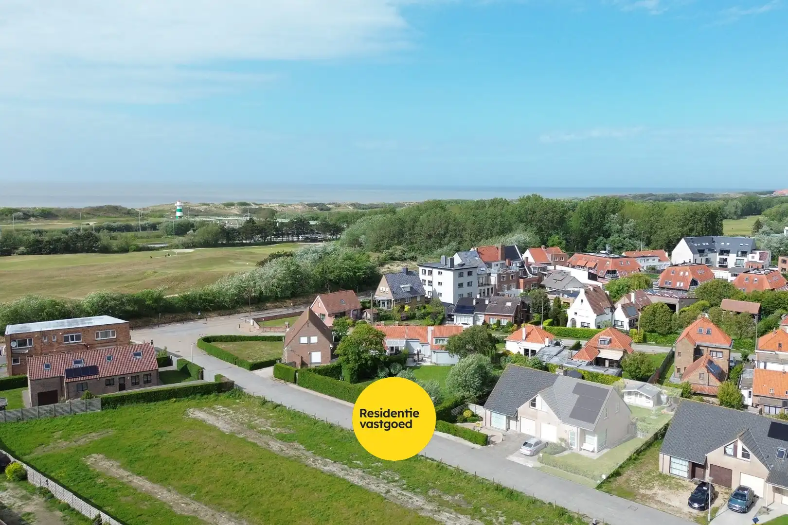 Instapklare halfopen bebouwing met 3 slaapkamers en tuin in De Haan! foto 2