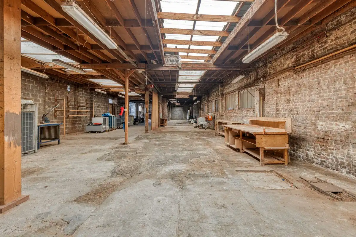 Te renoveren rijwoning met achterliggend groot magazijn! foto 10