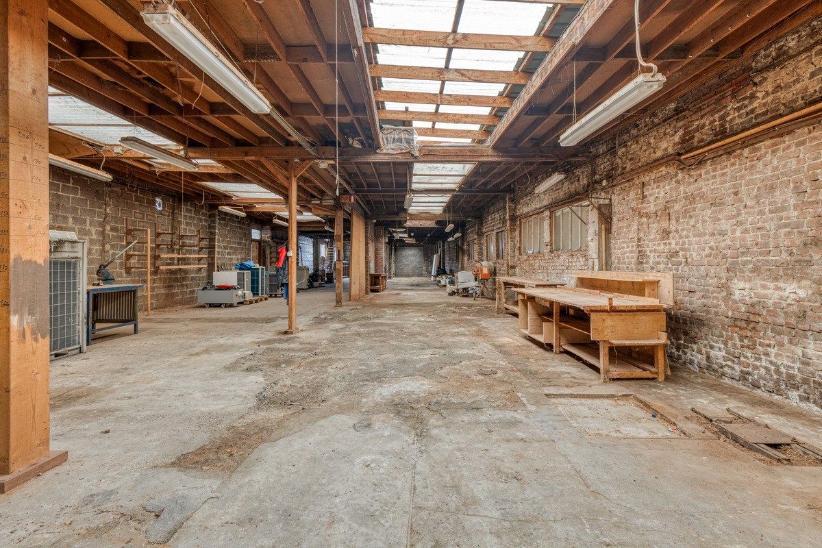 Te renoveren rijwoning met achterliggend groot magazijn! foto 10