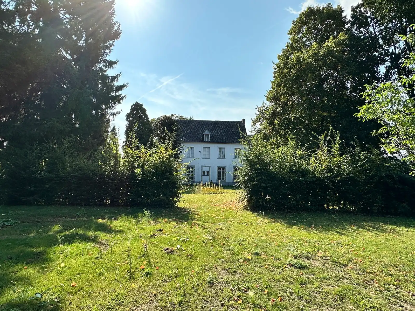 In de schaduw van de kerktoren bevindt zich deze mooie historische idyllische unieke pastorie.   foto 3