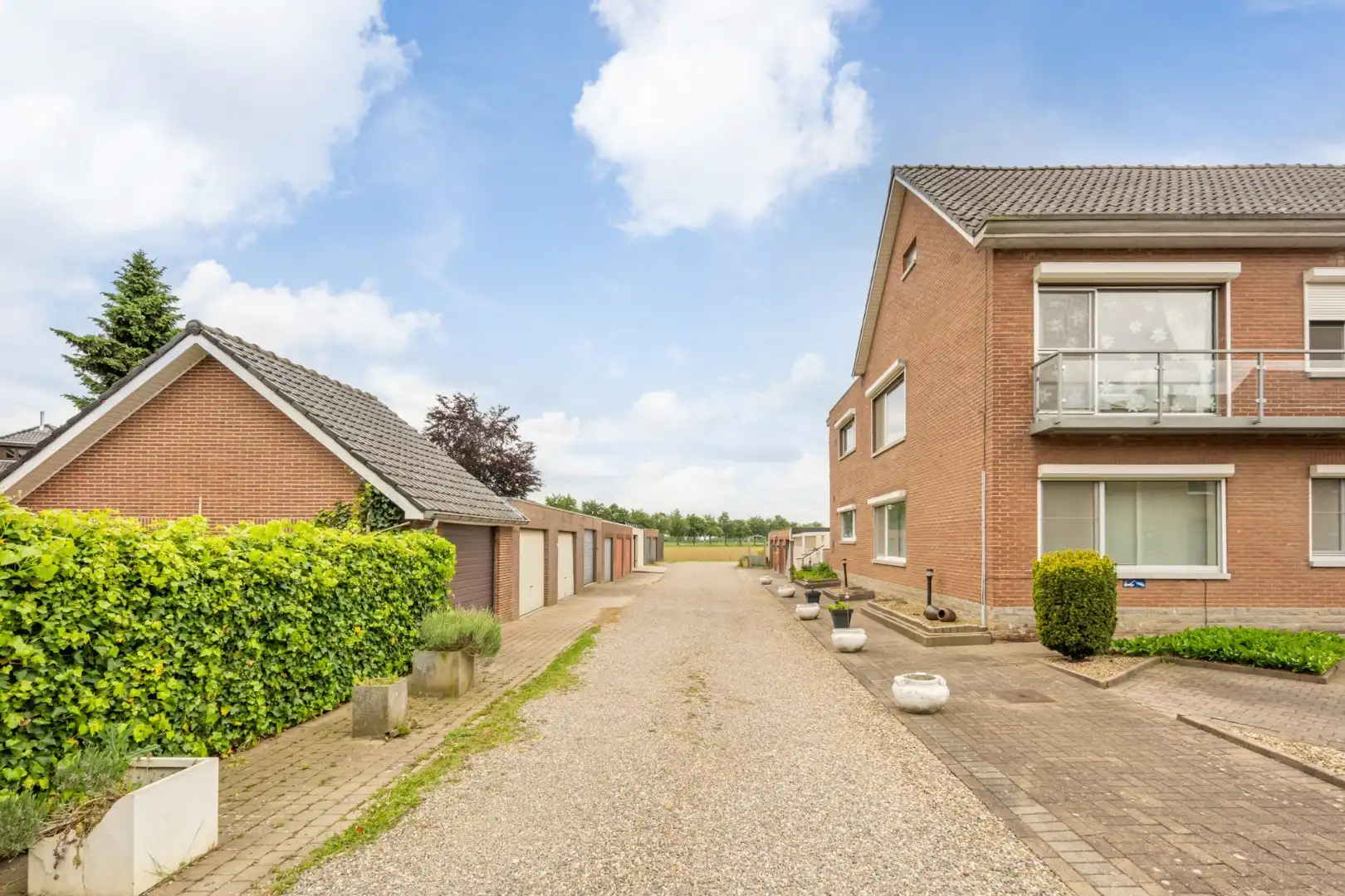 Gelijkvloers, degelijk appartement met 2 slaapkamers, ruim terras, carport en garage. foto 7