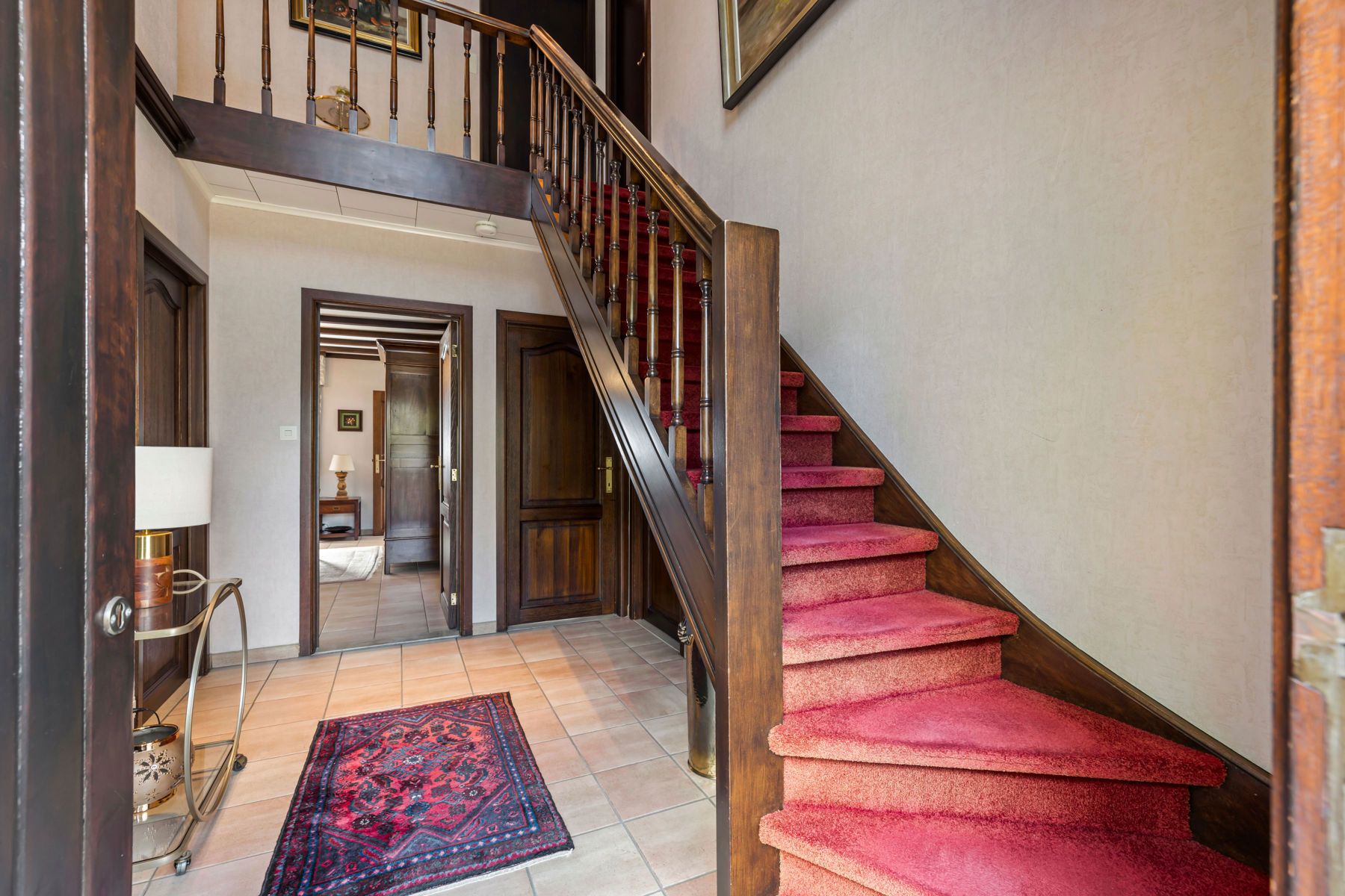 ONDER OPTIE Ruime villa in zeer goede staat met grote garage foto 16