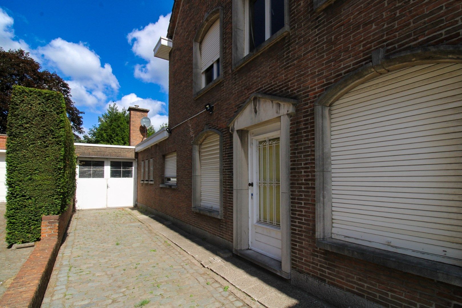 Charmante en ruime halfopen bebouwing met 5 slaapkamers, garage, tuin én topligging in hartje Sint-Niklaas te koop! foto 4