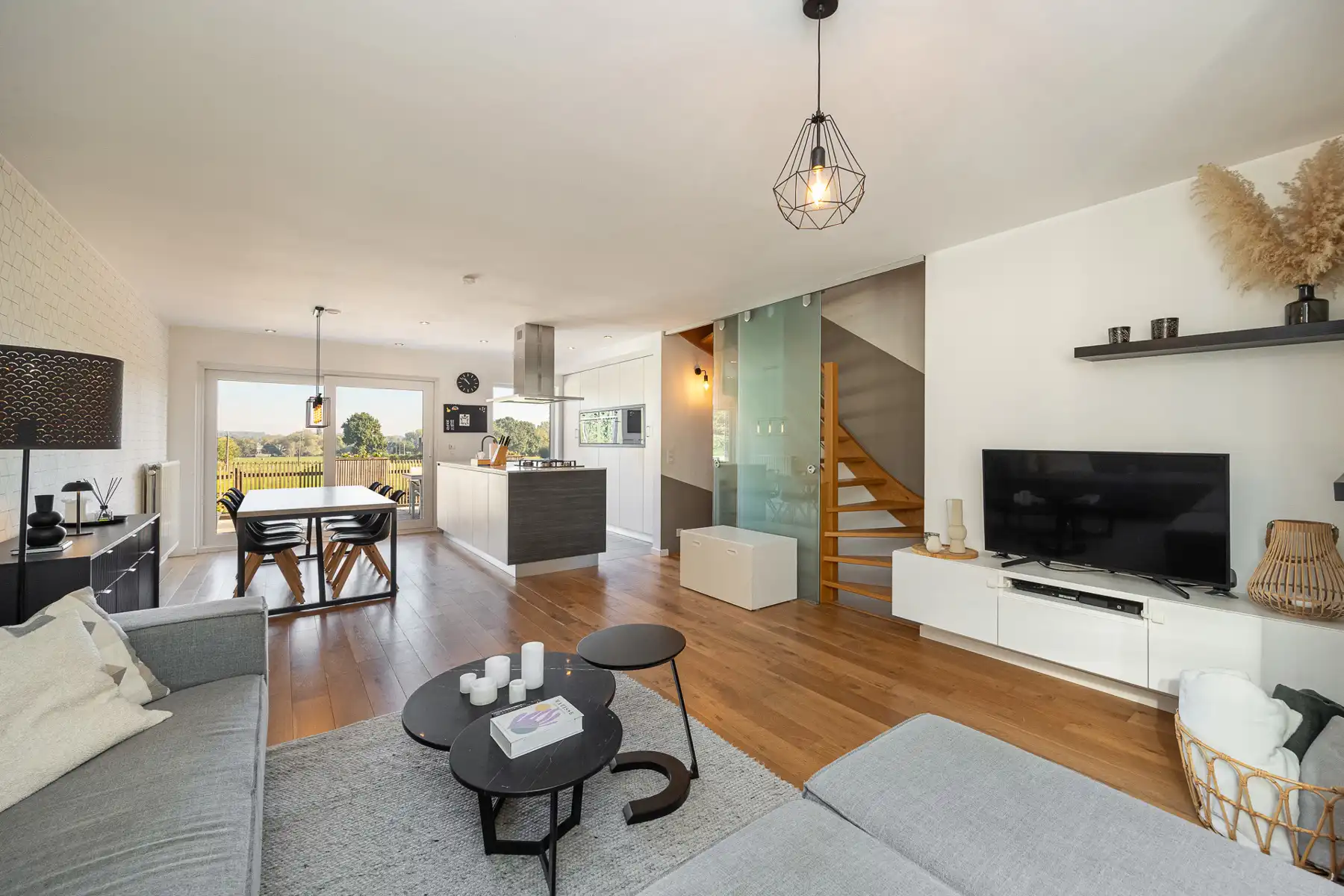 Ruime woning met garage en open uitzicht foto 2