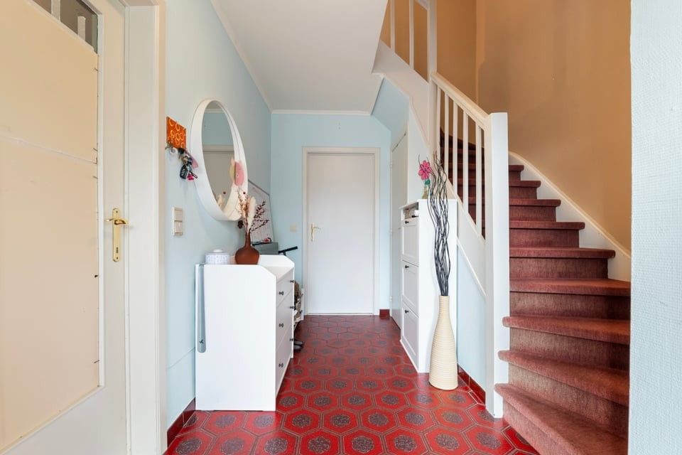 ENERGIEZUINIGE GEZINSWONING MET GARAGE VLAKBIJ HET CENTRUM VAN SINT-TRUIDEN foto 2