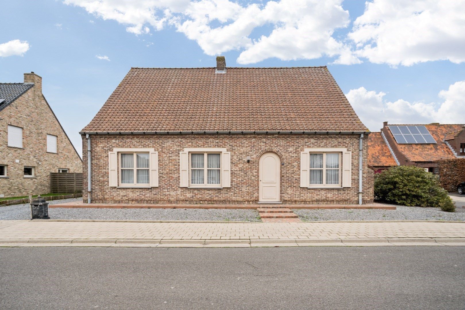 Residentieel gelegen, vrijstaande woning op ruim perceel van 714m² foto 3