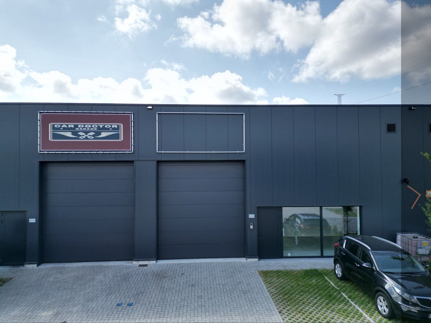 Nieuwbouw KMO Unit, 221 m², op industriegebied Genk-Zuid foto {{pictureIndex}}