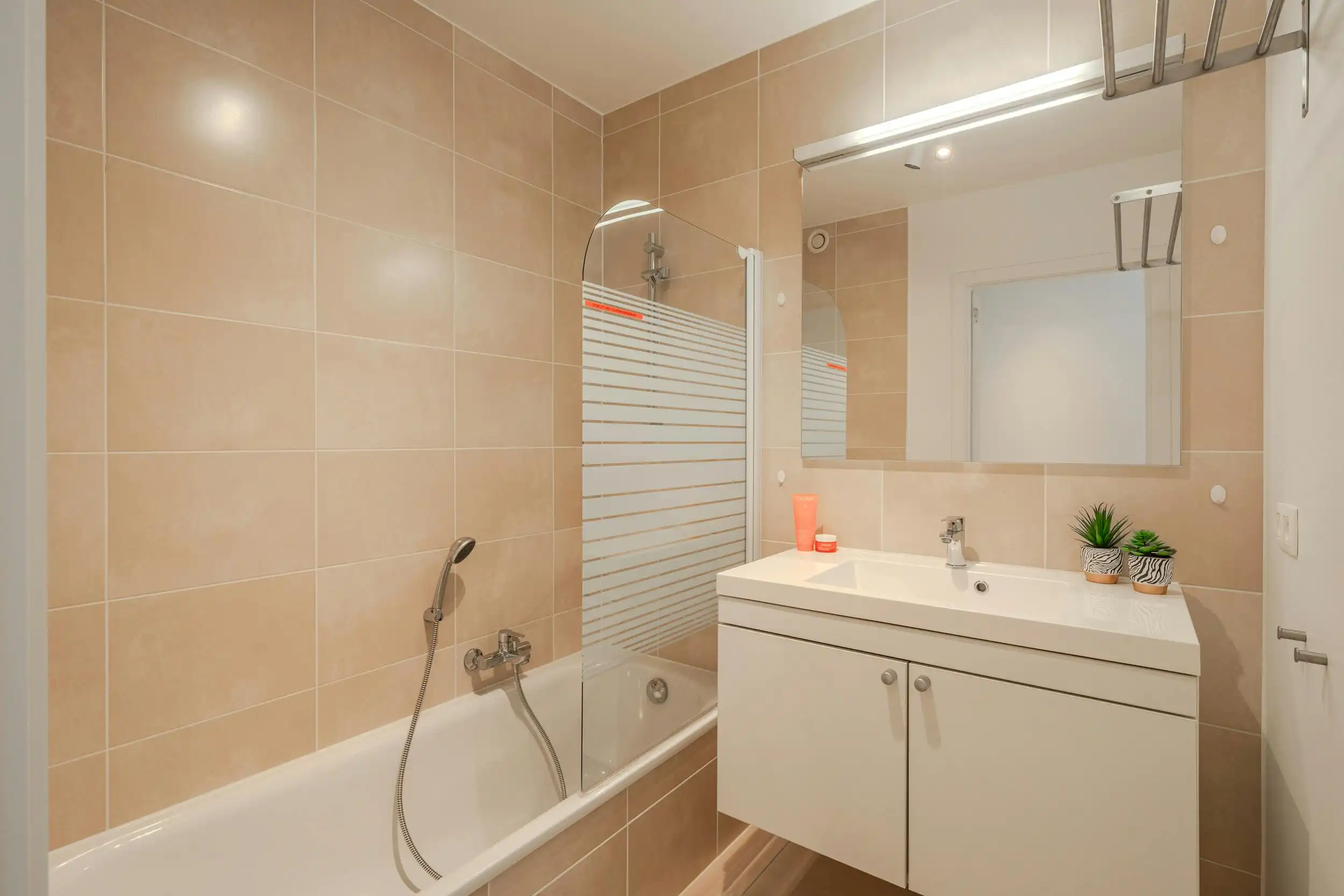 Recent éénslaapkamer appartement met terras vlakbij Zeedijk! foto 17